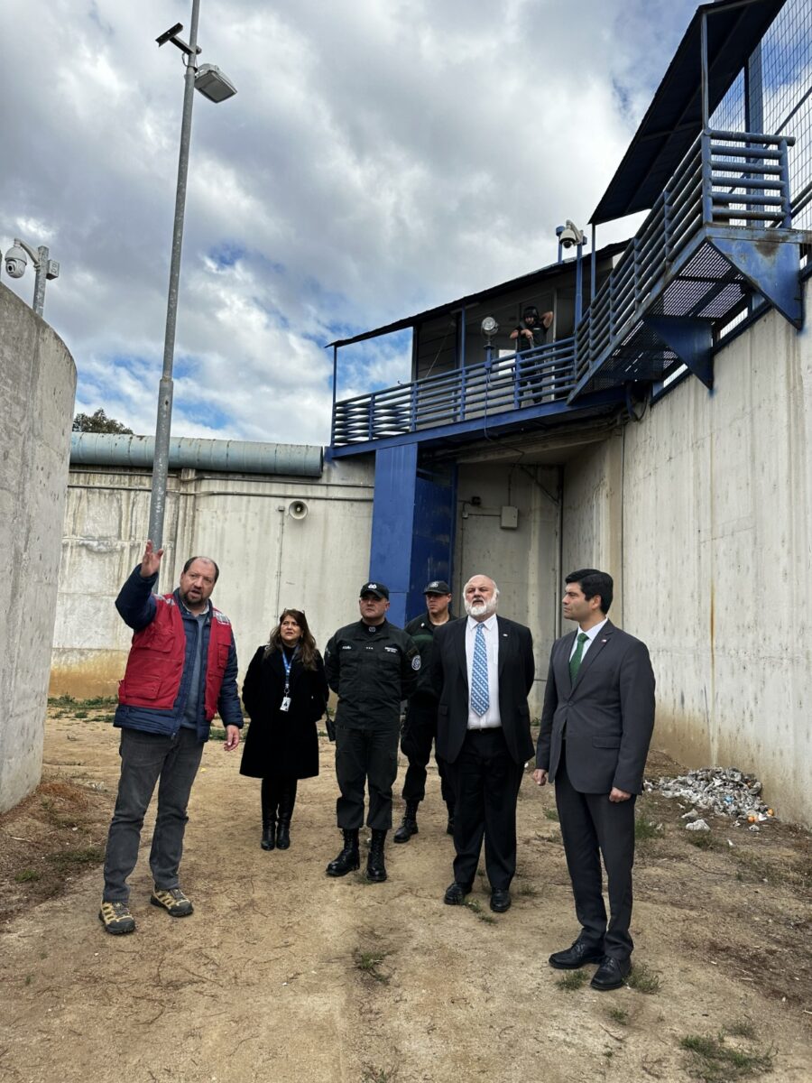 Delegación de autoridades inspecciona las instalaciones de seguridad y vigilancia del recinto.