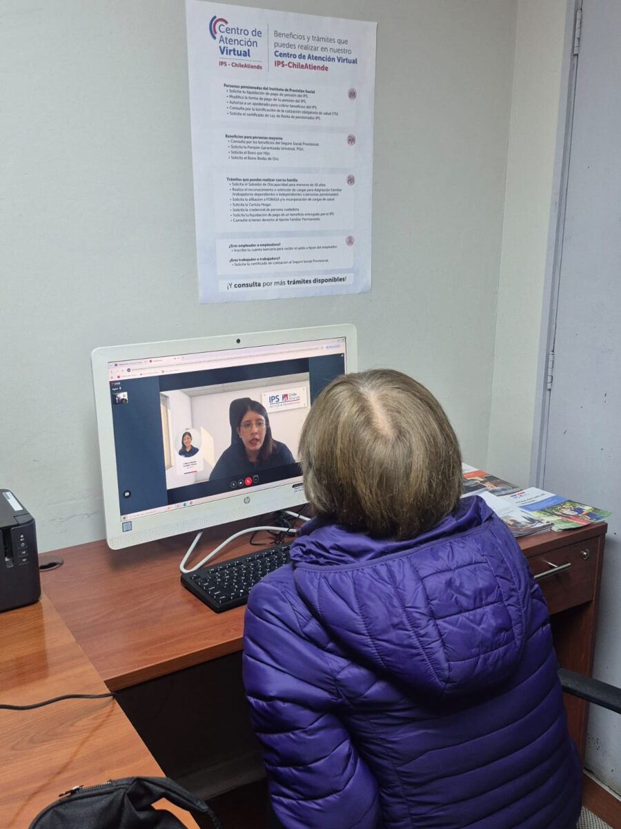 Vecina de Petorca realizando una simulación de atención virtual por videollamada con una ejecutiva de IPS ChileAtiende.