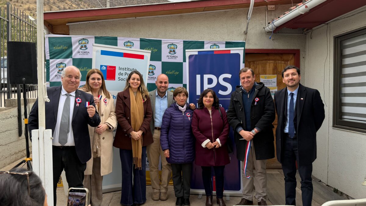 Autoridades regionales y comunales en la inauguración del Centro de Atención Virtual de IPS ChileAtiende en Petorca.