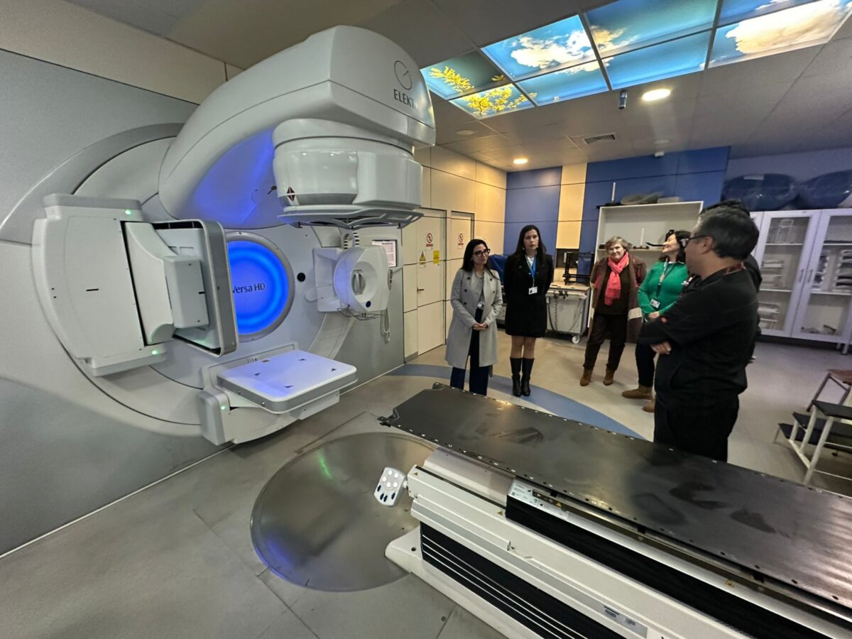 Autoridades de salud recorren las dependencias de radioterapia del Hospital Carlos Van Buren en el marco del balance de la Alerta Oncológica.