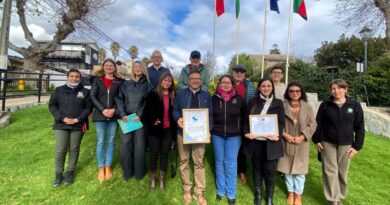 Autoridades de Concón y de la Seremi del Medio Ambiente exhiben las certificaciones ambientales obtenidas por la comuna.
