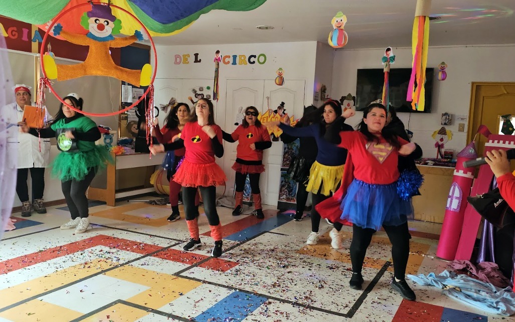 Presentación artística y baile de disfraces en el aniversario del jardín infantil.