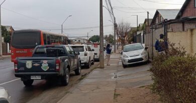 Vehículos de la PDI y personal municipal estacionados fuera del domicilio donde se realizó el rescate en Villa Alemana.