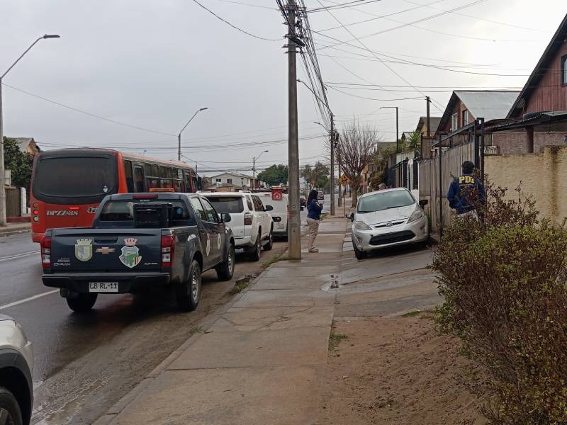 Vehículos de la PDI y personal municipal estacionados fuera del domicilio donde se realizó el rescate en Villa Alemana.