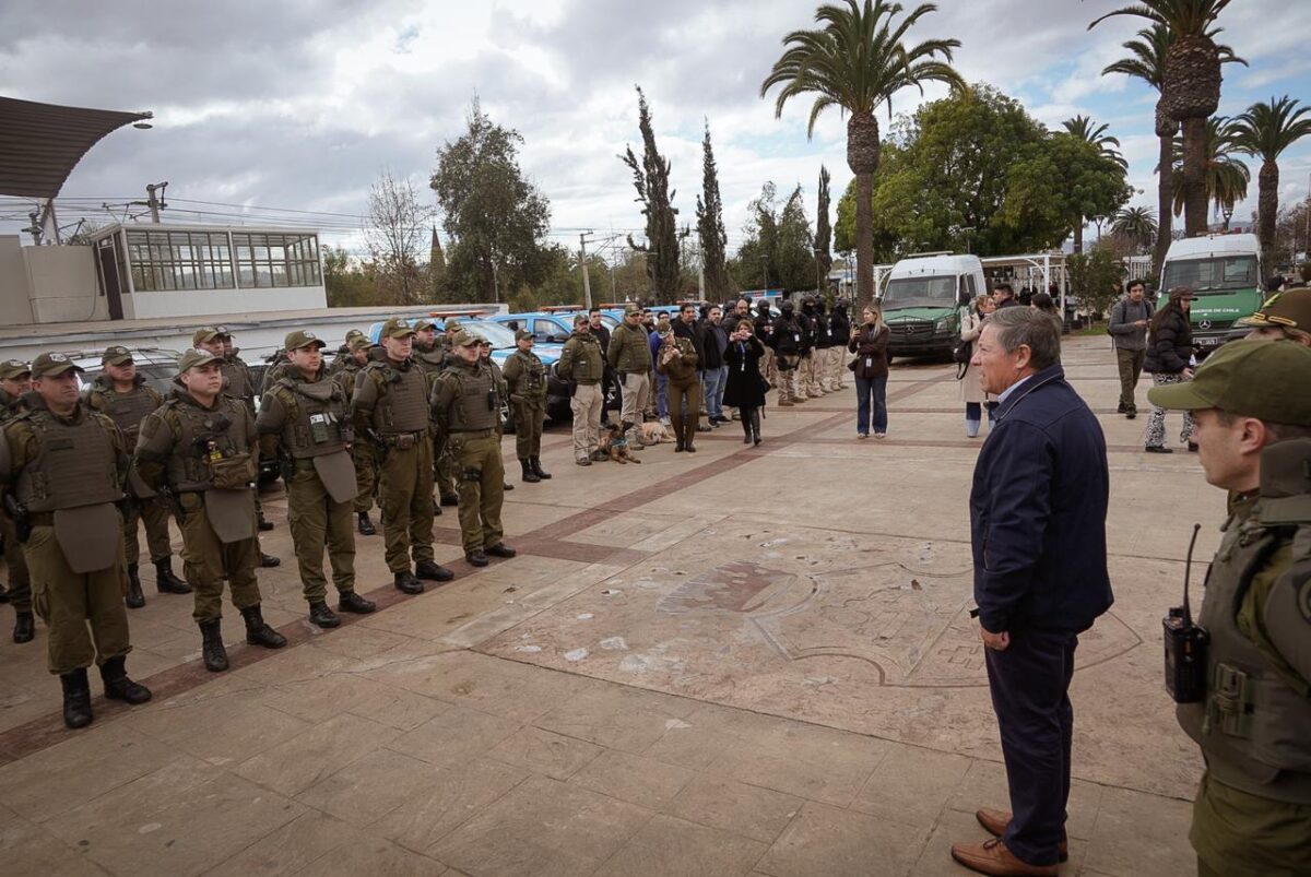 El alcalde Nelson Estay junto a personal de Carabineros y Seguridad Pública en el inicio de la Ronda Impacto en Villa Alemana.