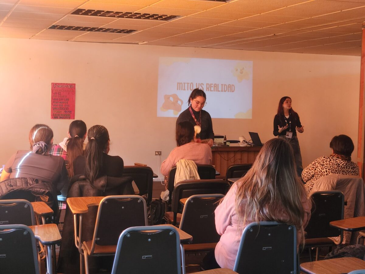 Expositoras del Equipo Asertivo Comunitario dictando la charla interactiva frente a los asistentes.