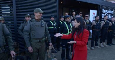 Alcaldesa Macarena Ripamonti junto a personal de Carabineros y Seguridad Pública en Plaza O'Higgins.