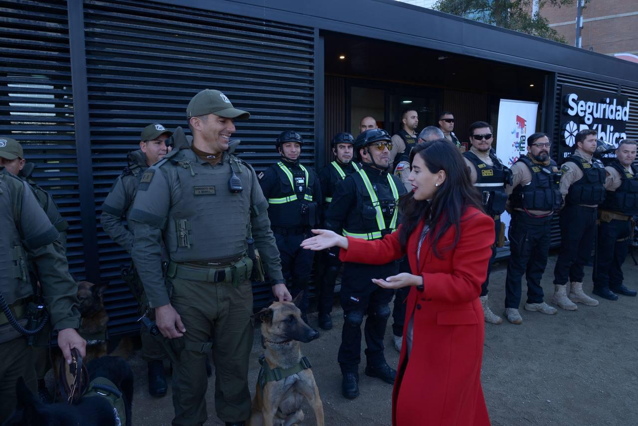 Alcaldesa Macarena Ripamonti junto a personal de Carabineros y Seguridad Pública en Plaza O'Higgins.