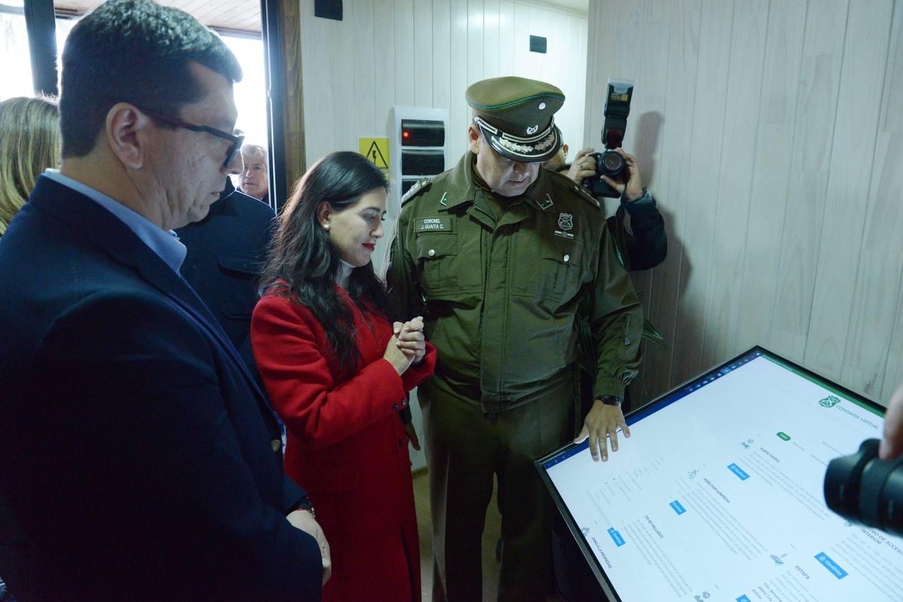 Alcaldesa Macarena Ripamonti y Coronel Jorge Guaita revisando el sistema tecnológico del módulo de seguridad.