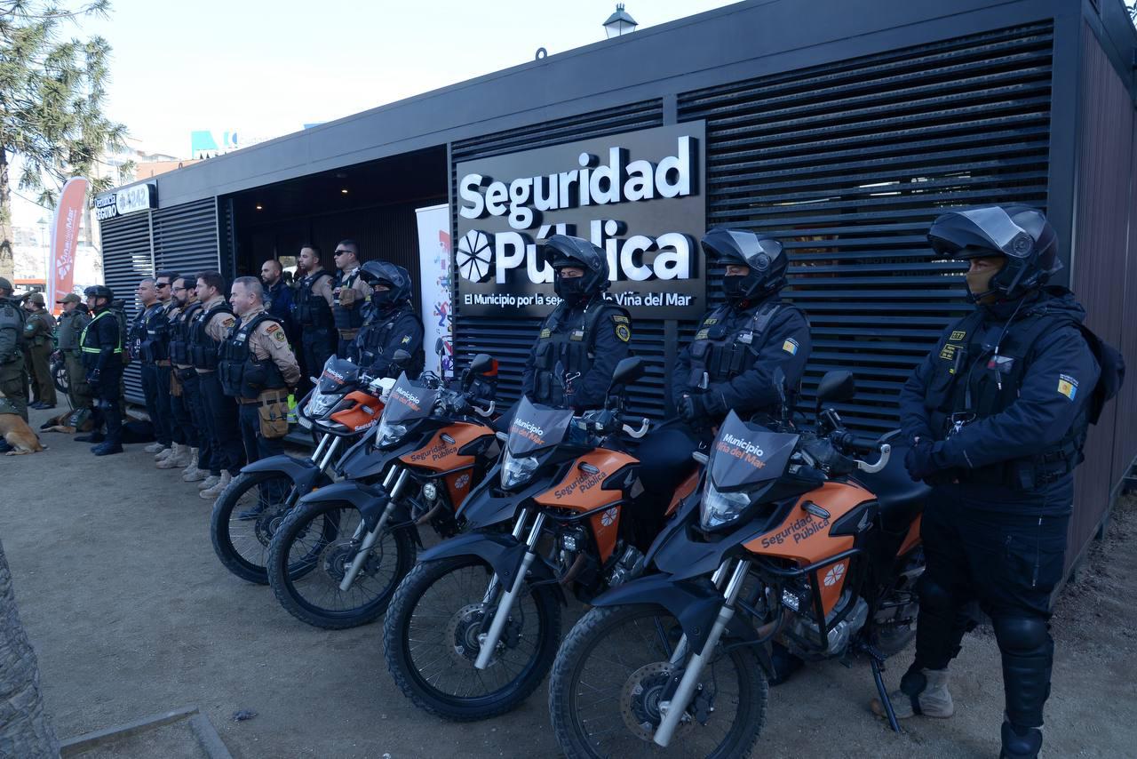 Equipos de Seguridad Pública municipal y motocicletas frente al nuevo módulo de Plaza O'Higgins.