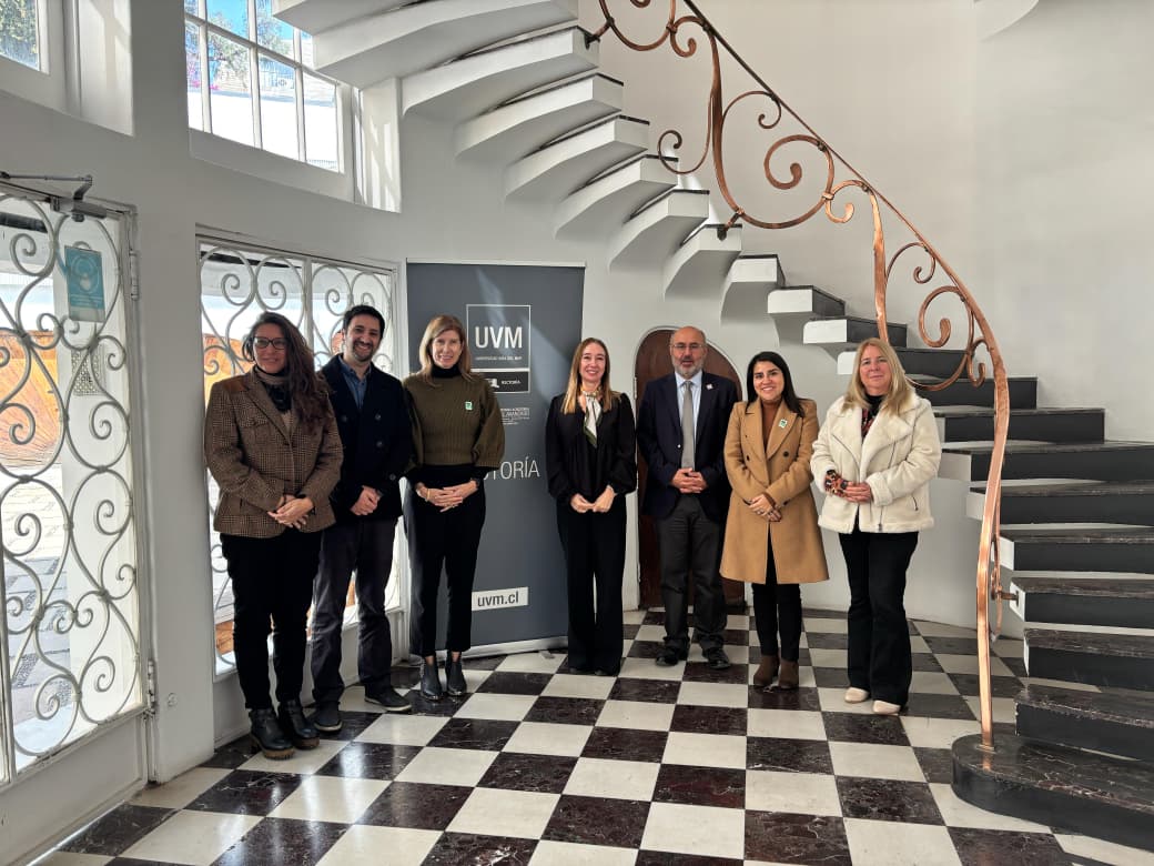 Autoridades y representantes de la UVM y ReSimple posan tras la firma del acuerdo.