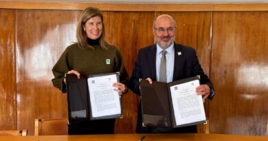 Macarena Palma de ReSimple y Carlos Isaac de la UVM sostienen el convenio firmado.