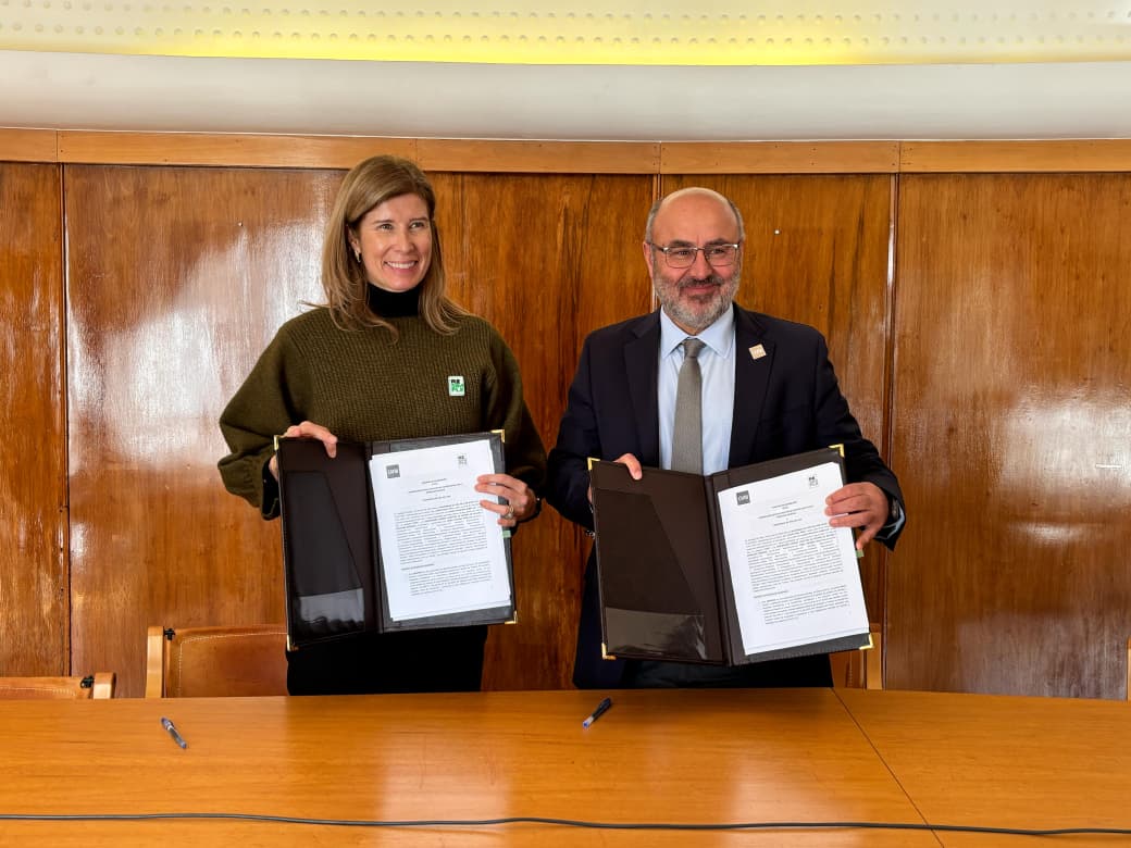 Macarena Palma de ReSimple y Carlos Isaac de la UVM sostienen el convenio firmado.