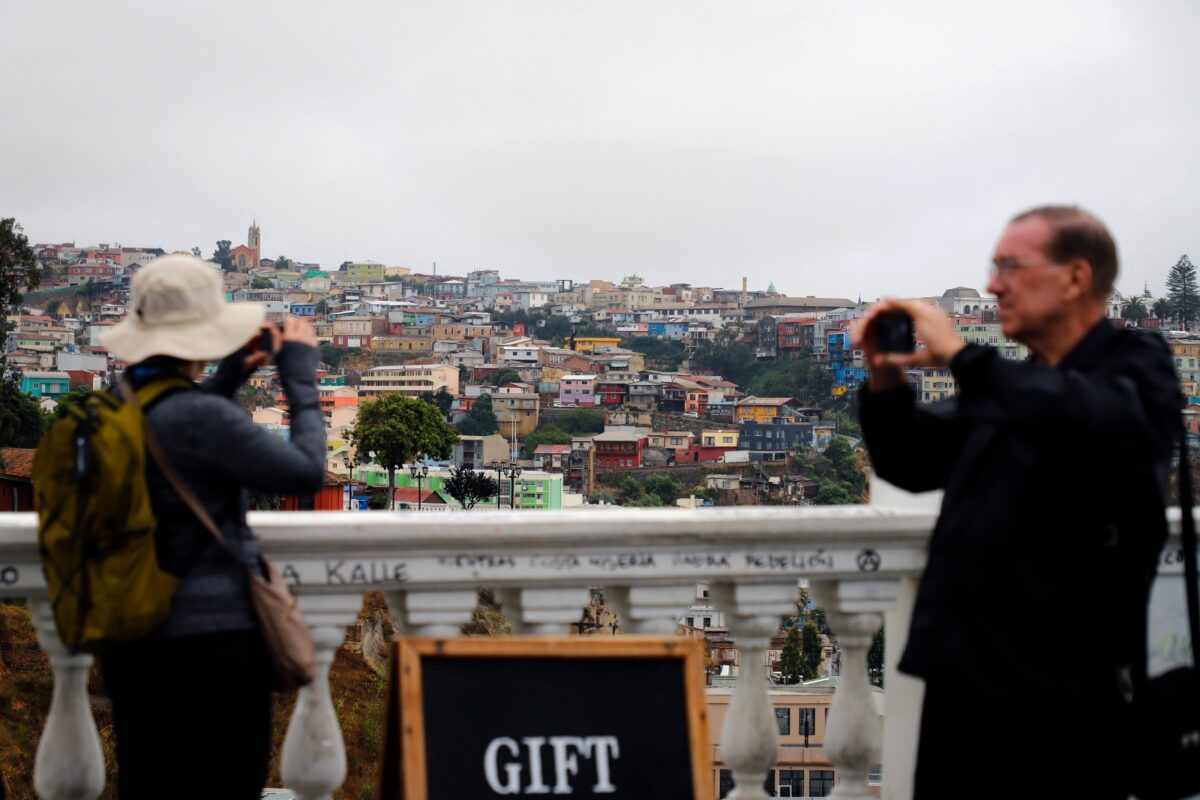 Turistas tomando fotografías de los cerros de Valparaíso