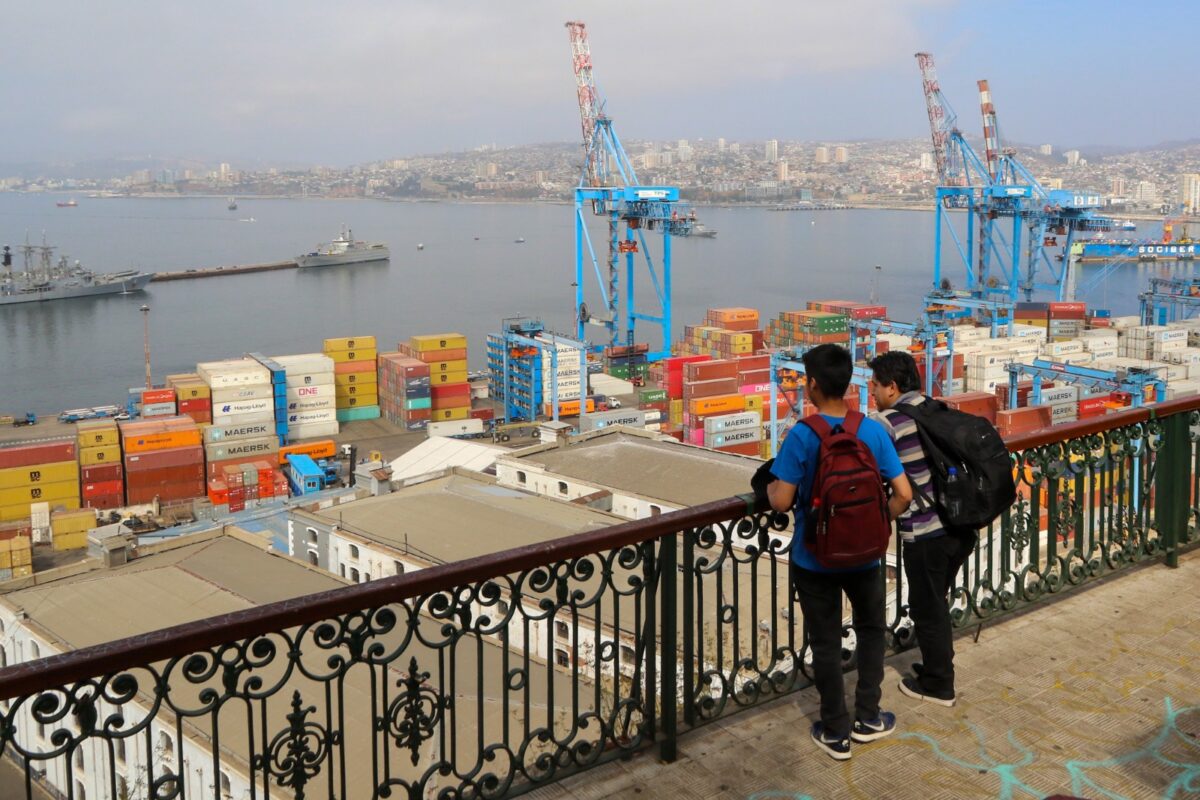 Jóvenes observando el puerto de Valparaíso desde un mirador