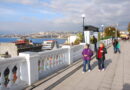 Turistas paseando por el paseo de Valparaíso con vista al mar