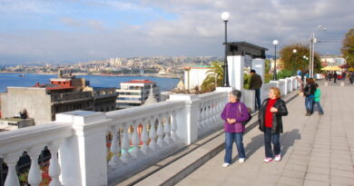 Turistas paseando por el paseo de Valparaíso con vista al mar