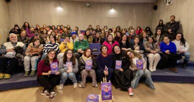 Asistentes y autoras en el lanzamiento del libro No éramos nosotras, era el mundo en Viña del Mar.