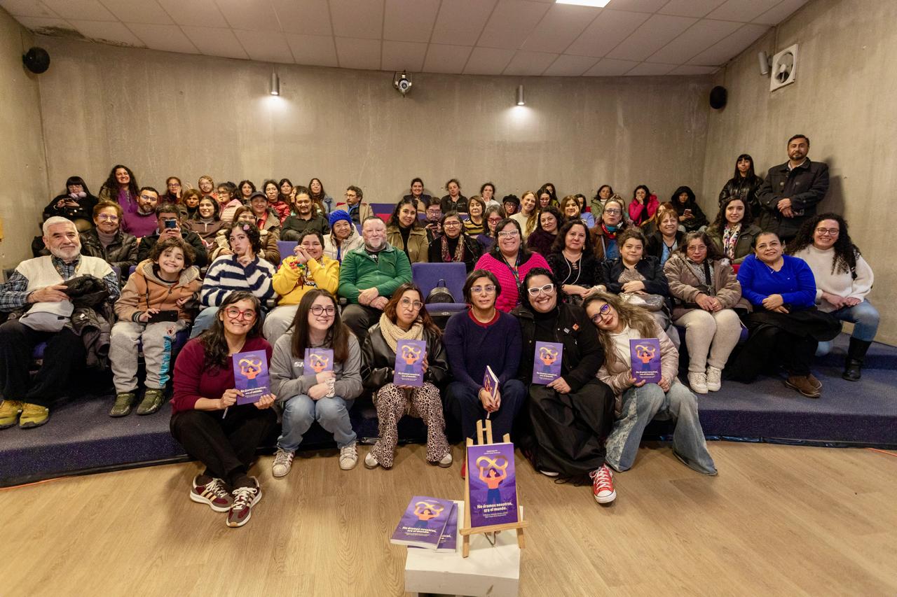 Asistentes y autoras en el lanzamiento del libro No éramos nosotras, era el mundo en Viña del Mar.
