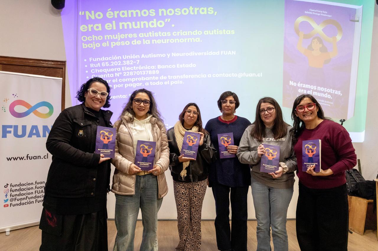 Autoras y colaboradoras sostienen ejemplares del libro sobre autismo femenino.