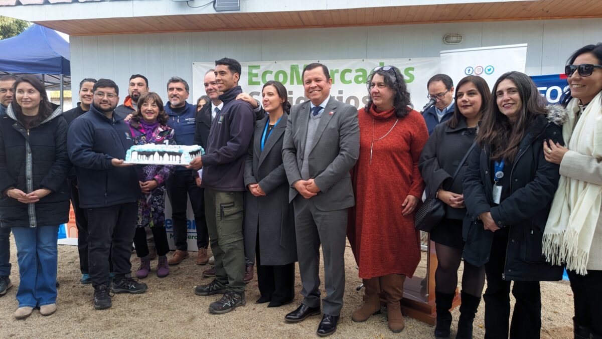 Autoridades y comunidad celebran el primer aniversario del EcoMercado Solidario de FOSIS en San Esteban.