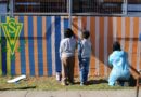 Estudiantes pintando el mural colaborativo en la Escuela Diego Portales