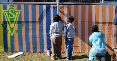 Estudiantes pintando el mural colaborativo en la Escuela Diego Portales