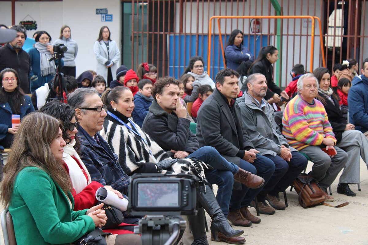 Asistentes y autoridades durante la ceremonia de inauguración del mural