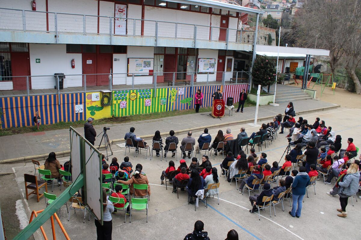 Comunidad escolar reunida en el patio de la Escuela Diego Portales durante la inauguración