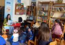 Niños y adultos participan en una sesión de cuentacuentos en la Biblioteca Libroalegre de Cerro Alegre.