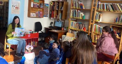 Niños y adultos participan en una sesión de cuentacuentos en la Biblioteca Libroalegre de Cerro Alegre.