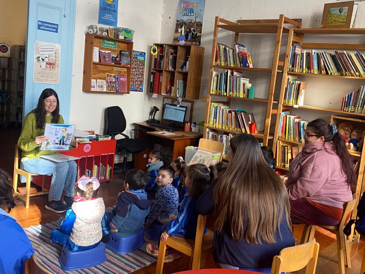 Niños y adultos participan en una sesión de cuentacuentos en la Biblioteca Libroalegre de Cerro Alegre.