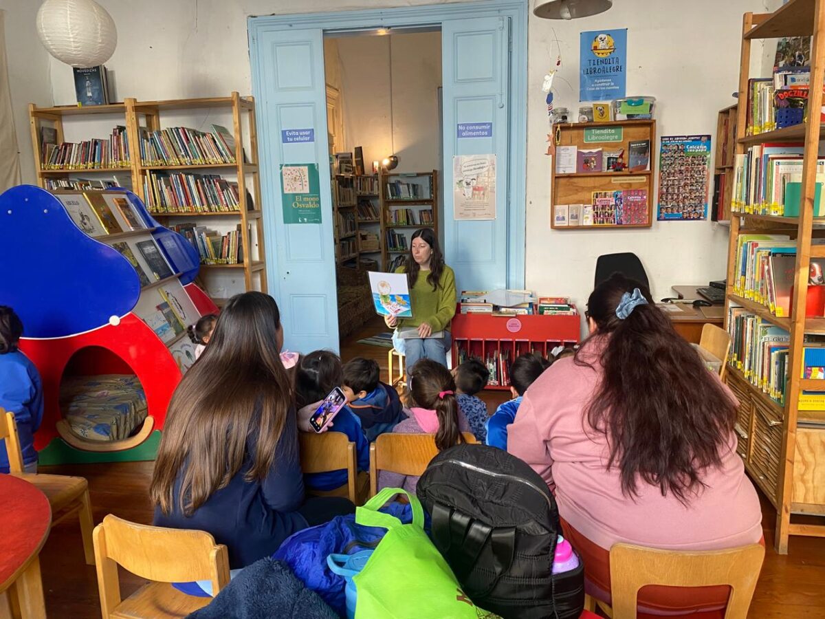 Vista general de la sala de lectura de la Biblioteca Libroalegre durante una actividad infantil.
