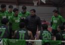 Director técnico de Villa Alemana Básquet dando instrucciones a sus jugadores durante un partido.