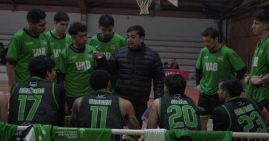 Director técnico de Villa Alemana Básquet dando instrucciones a sus jugadores durante un partido.