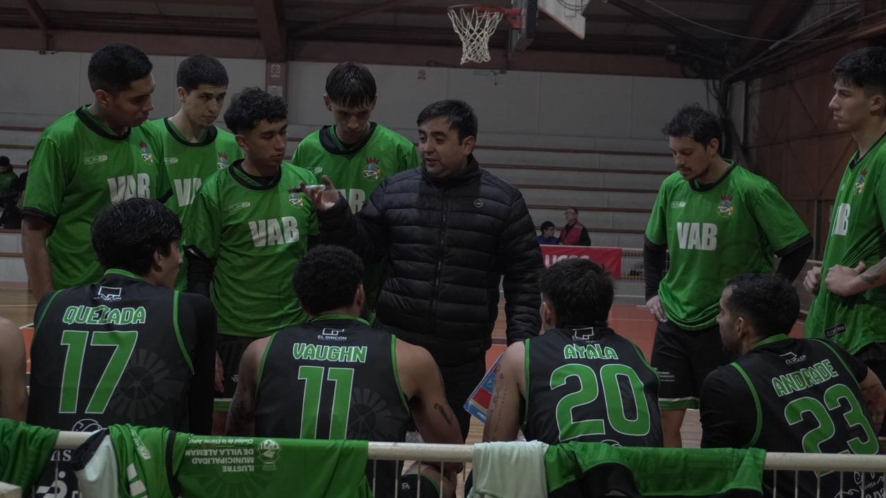 Director técnico de Villa Alemana Básquet dando instrucciones a sus jugadores durante un partido.