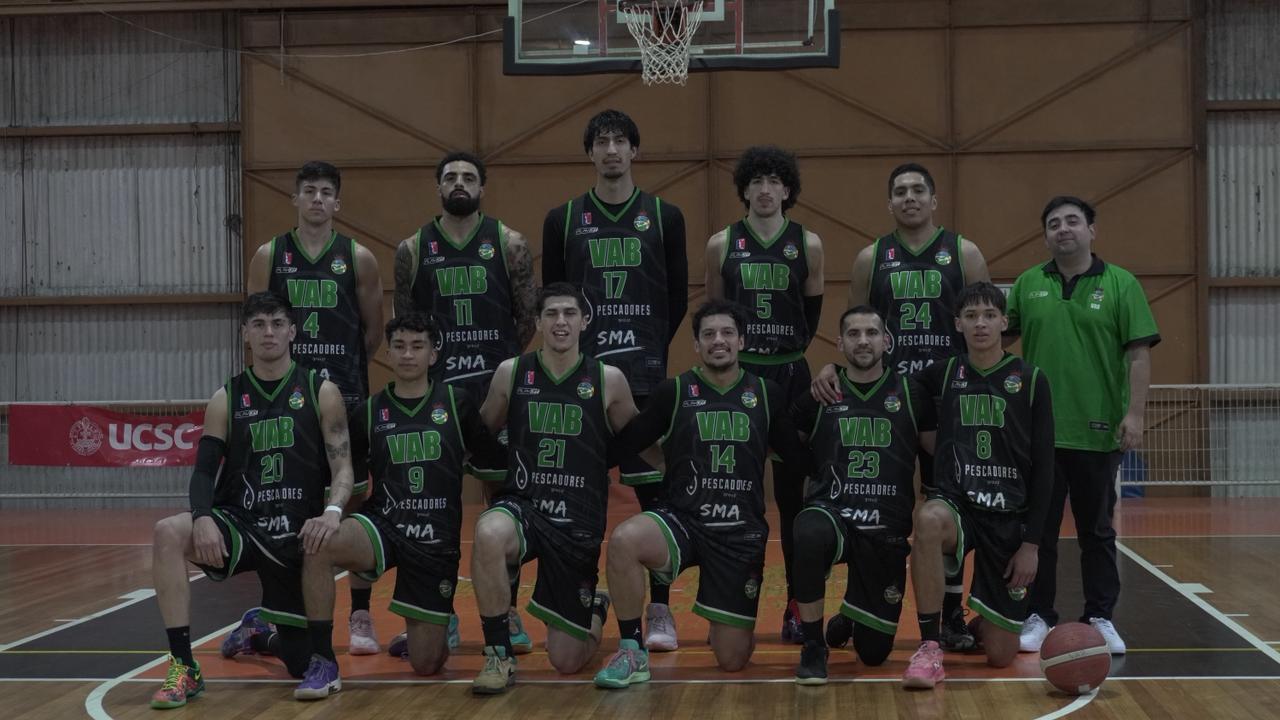 Plantel oficial del equipo Villa Alemana Básquet posando en la cancha.