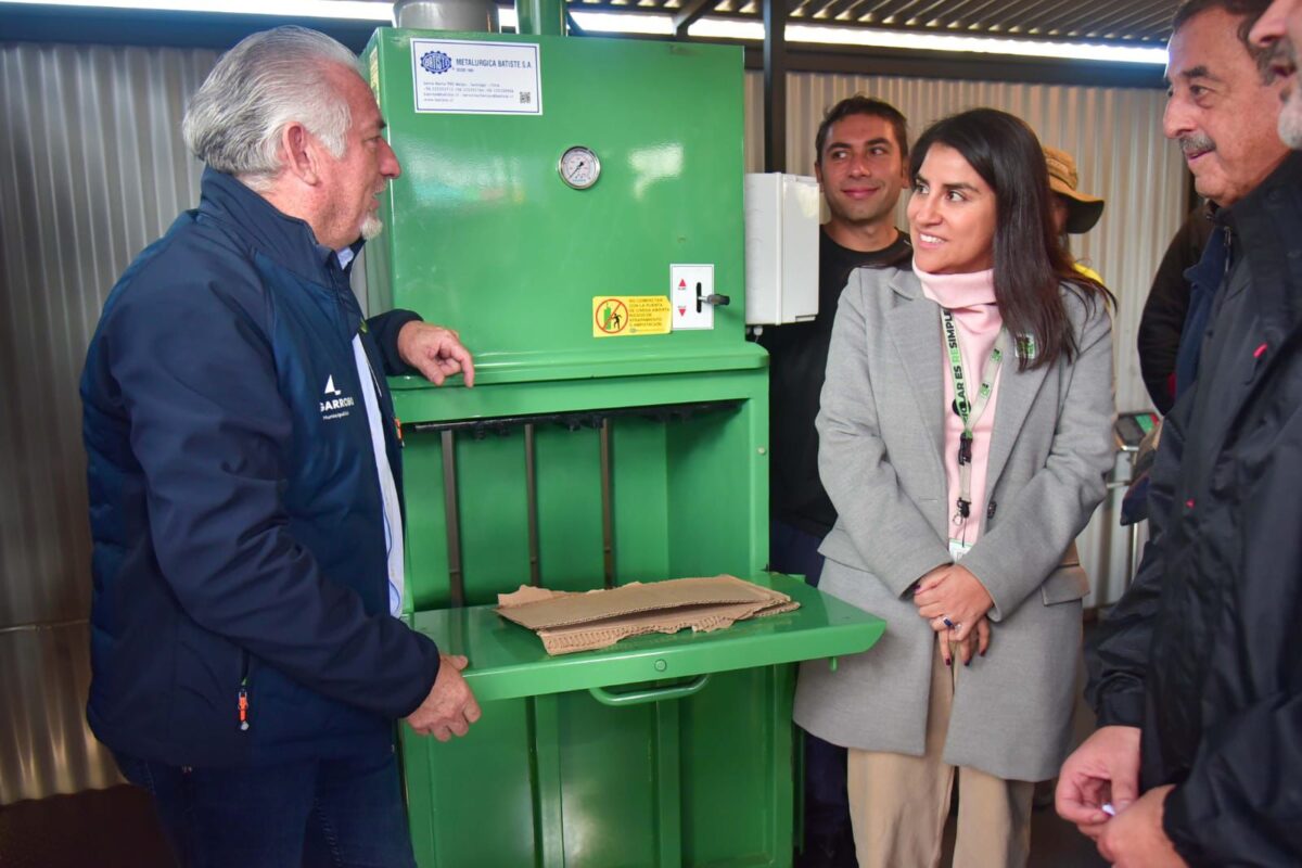 Autoridades comunales y de ReSimple revisando el funcionamiento de la maquinaria de reciclaje.