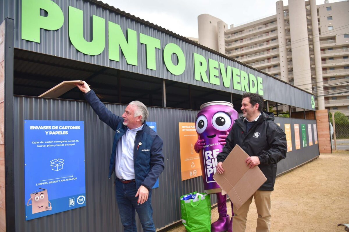 El alcalde de Algarrobo junto a representantes de ReSimple inaugurando las instalaciones del Punto Reverde.