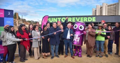 Autoridades y vecinos realizan el corte de cinta inaugural del nuevo Punto Limpio de Algarrobo.