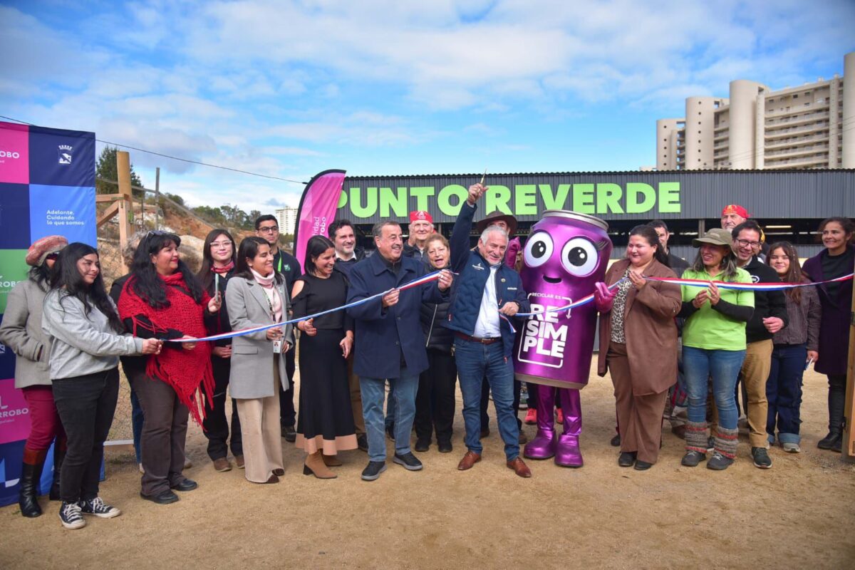 Autoridades y vecinos realizan el corte de cinta en la inauguración del nuevo Punto Limpio de Algarrobo.