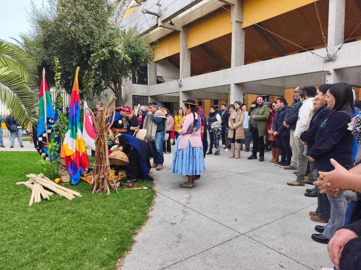 Ceremonia de Yellipun realizada por comunidades y asociaciones indígenas en el Estadio Lucio Fariña Fernández de Quillota.
