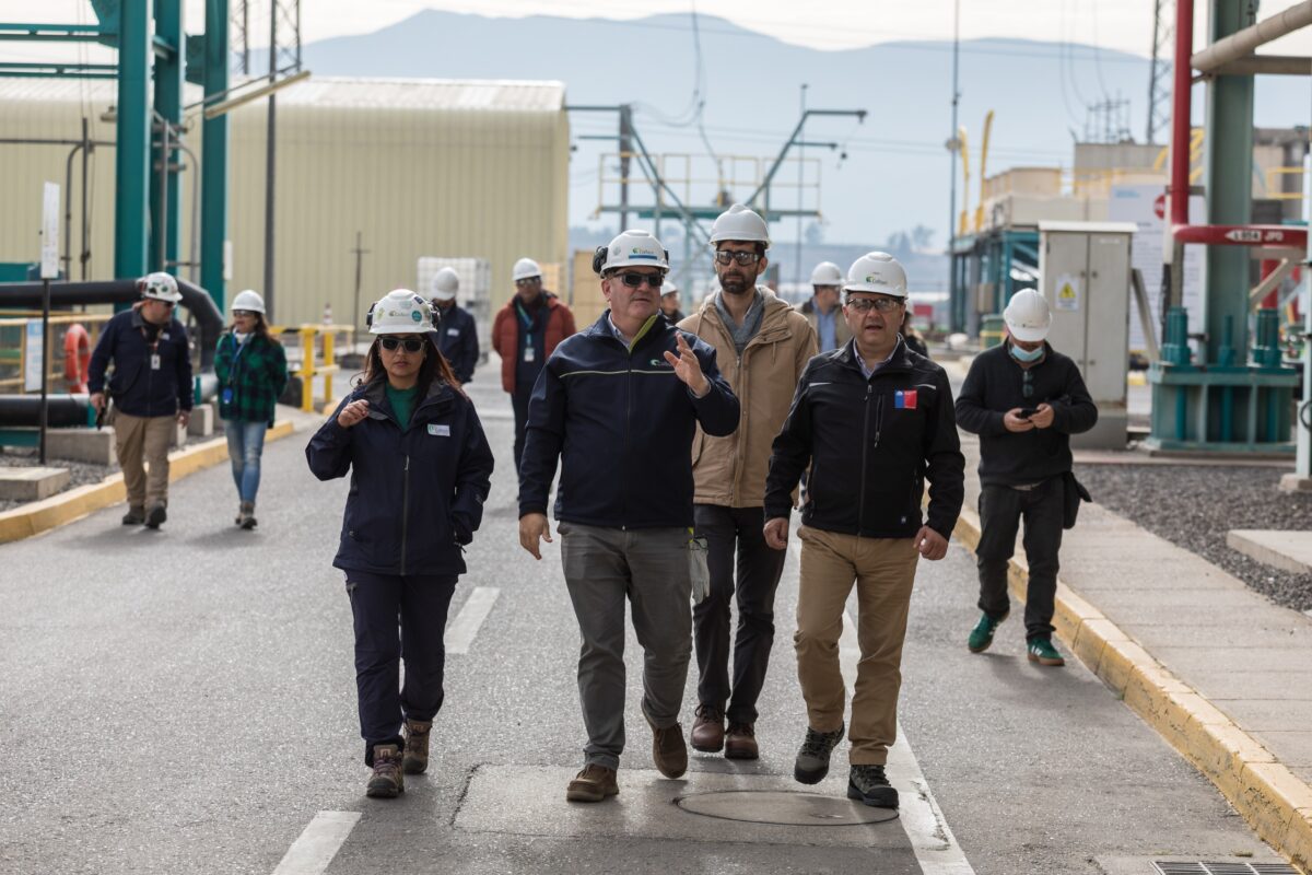 Autoridades regionales y comunales junto a representantes de Colbún recorren las instalaciones del Complejo Nehuenco en Quillota.