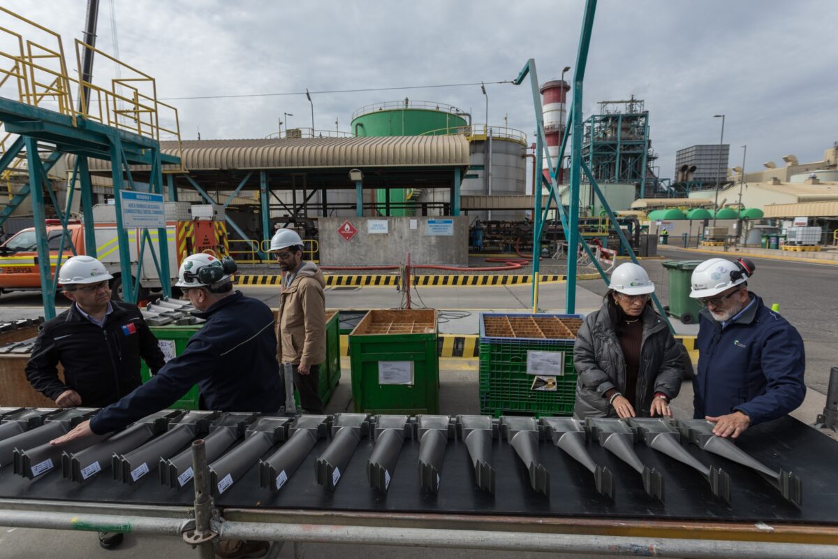 El Seremi de Energía, la Delegada Presidencial Provincial y el alcalde de Quillota observan componentes técnicos durante la visita al Complejo Nehuenco.