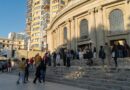 Público en las escalinatas del Teatro Municipal de Viña del Mar durante la tarde.
