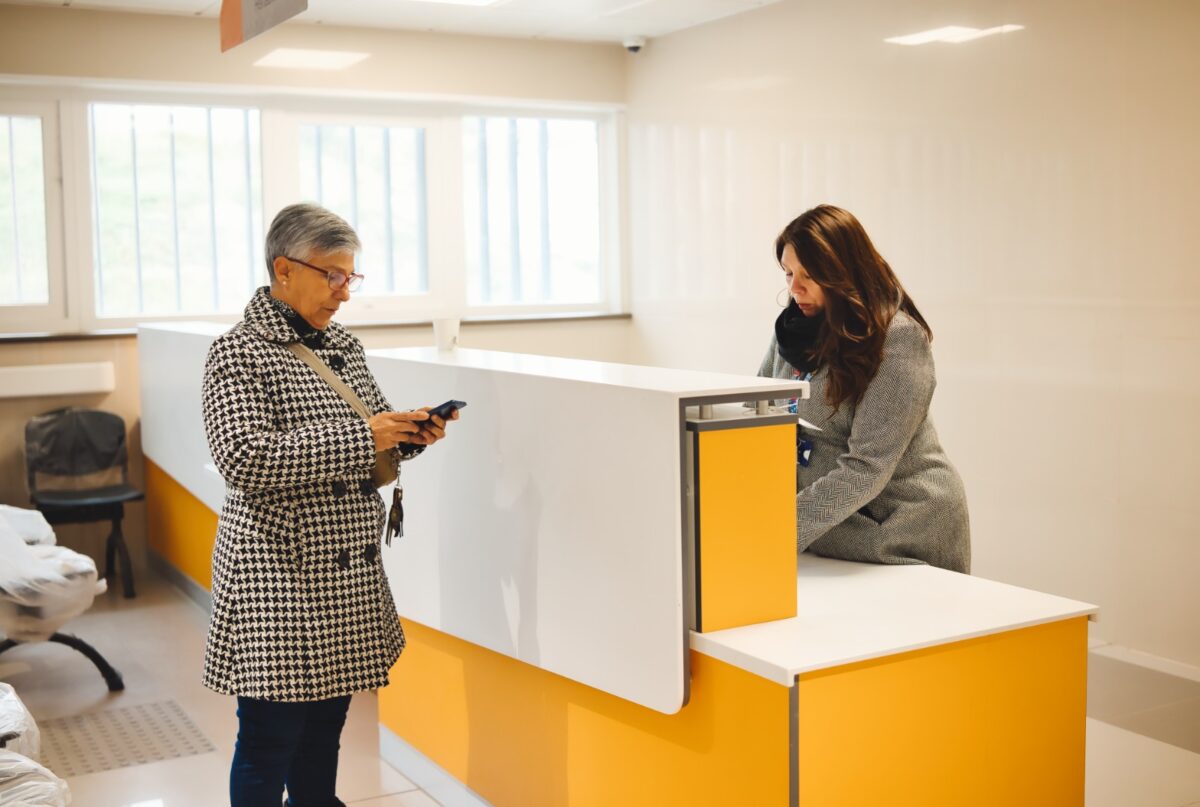 Simulación de atención en el mesón de informaciones del nuevo recinto de salud.