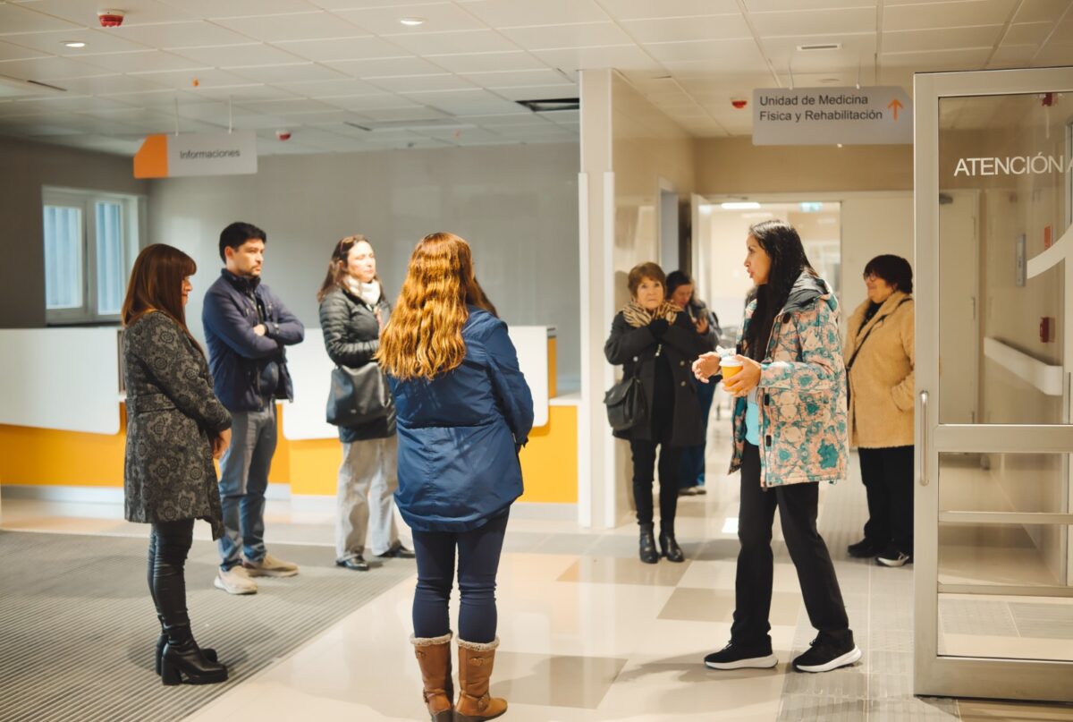 Integrantes del Consejo Consultivo de Usuarios recorren las instalaciones del nuevo Hospital Provincial Marga Marga.