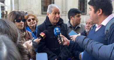 Mario Aguilar, presidente del Colegio de Profesores, entrega declaraciones a la prensa frente a La Moneda.