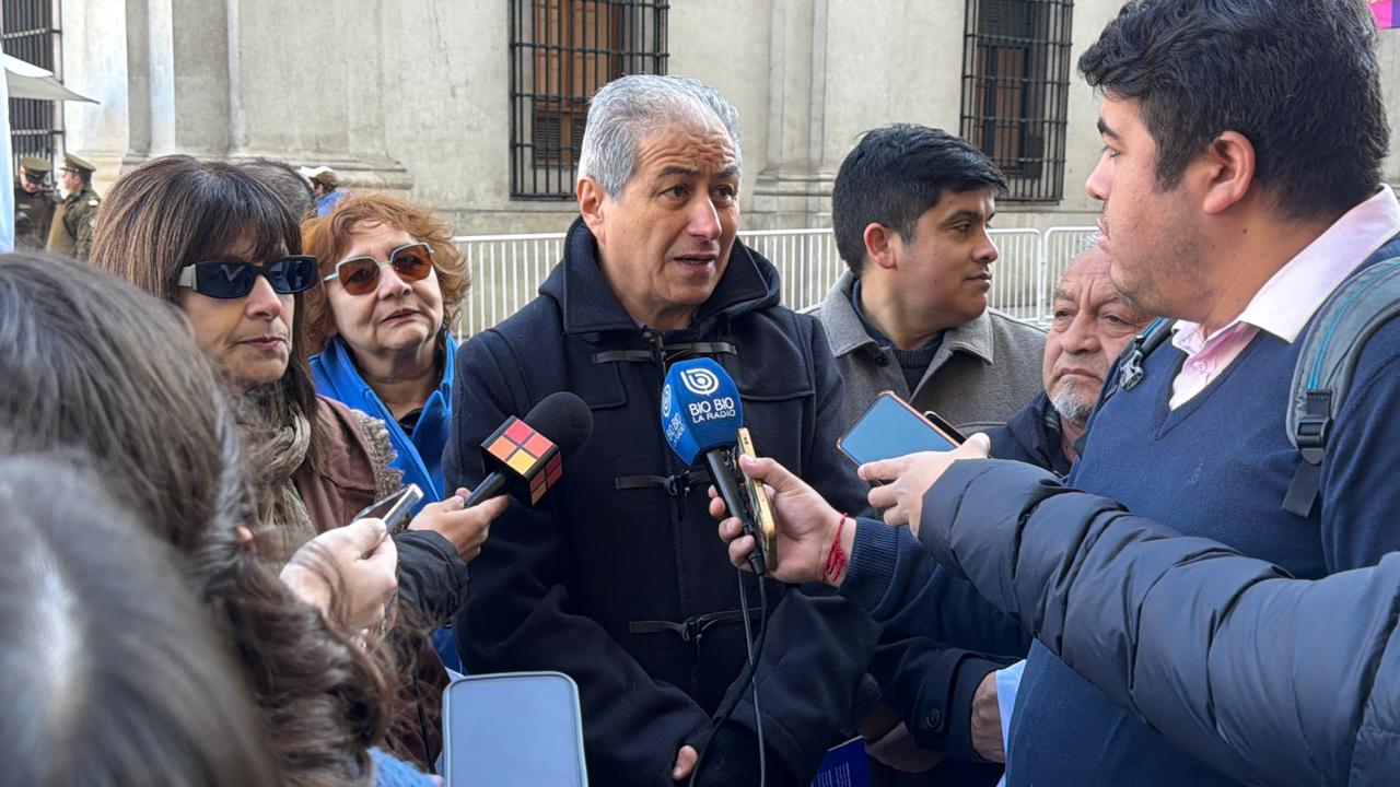 Mario Aguilar, presidente del Colegio de Profesores, entrega declaraciones a la prensa frente a La Moneda.