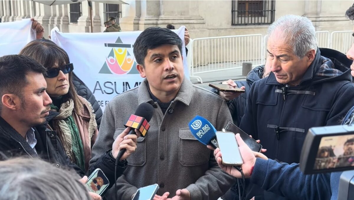 Javier Obando, dirigente nacional de ASUME, habla con los medios de comunicación.